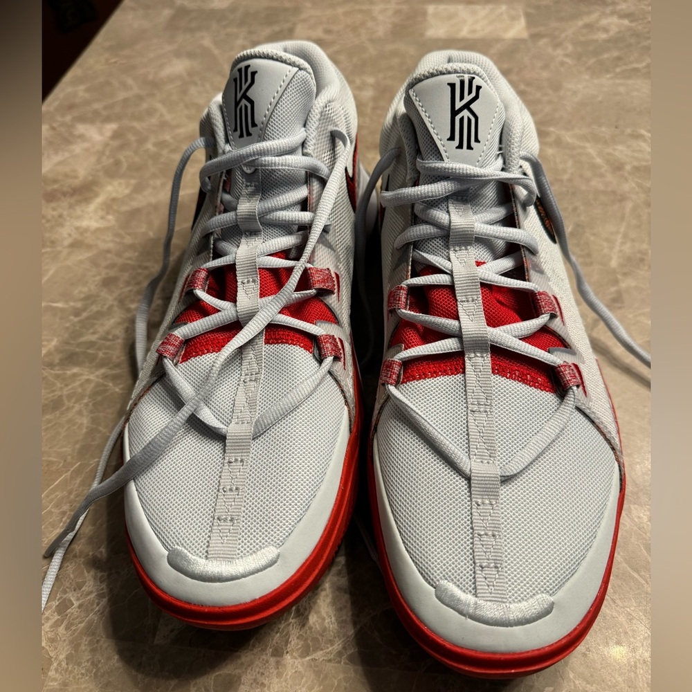Nike Kyrie Flytrap 6 Basketball
Shoes - Picture 6 of 10